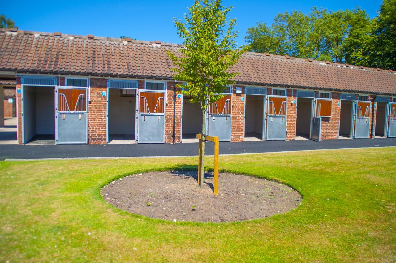 The Stable Suite At York Racecourse Экстерьер фото