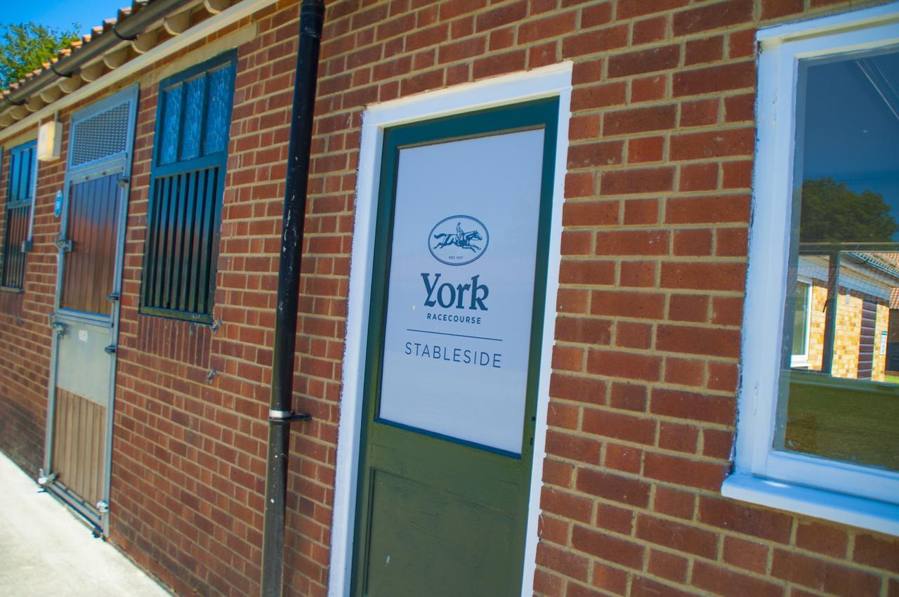 The Stable Suite At York Racecourse Экстерьер фото